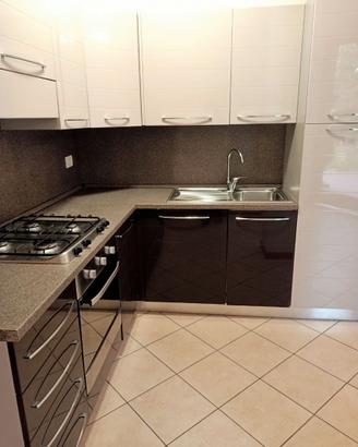 Cucina angolare moderna bicolore