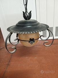 lampadario in ferro battuto e vetro