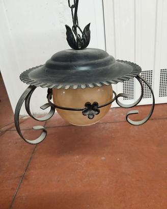 lampadario in ferro battuto e vetro