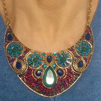 Collana con pietre colorate