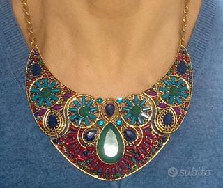 Collana con pietre colorate