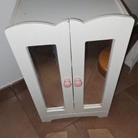 armadio e lettino giocattolo