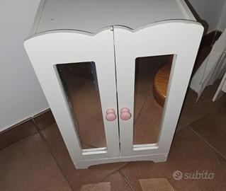 armadio e lettino giocattolo