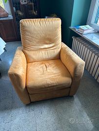 Poltrona con supporto gambe