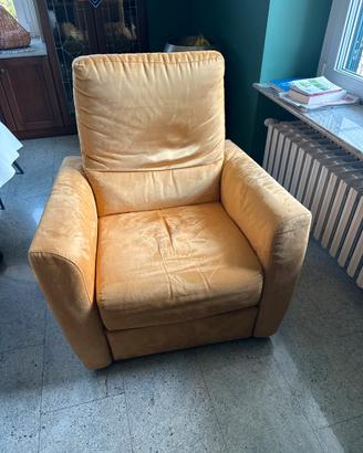 Poltrona con supporto gambe