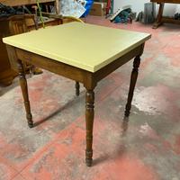 Tavolo con gambe a cipolla