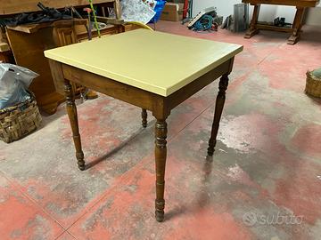 Tavolo con gambe a cipolla