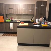 Cucina completa di penisola + Tavolo e 6 sedie 