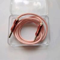 Cavo audio AUX con connettori jack da 3.5 mm. La l