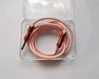 Cavo audio AUX con connettori jack da 3.5 mm. La l