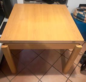 Tavolo in legno con apertura a libro.
