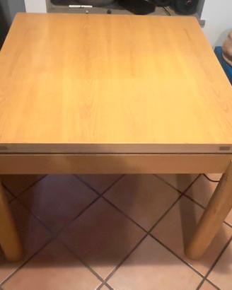 Tavolo in legno con apertura a libro.