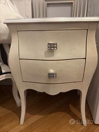 due comodini in legno con foglia d’argento