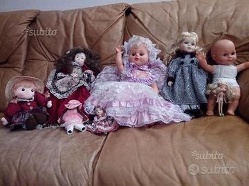 Bambole varie. Porcellana, plastica, stoffa