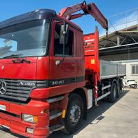 Motrice Mercedes con la gru Palfinger