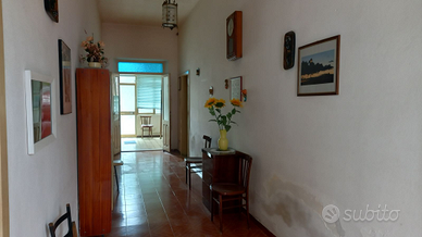 Casa con giardino più terreno edificabile