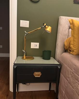 Comodino design legno con piedini e maniglie dorat