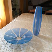 Centro tavola blu in vetro più vaso