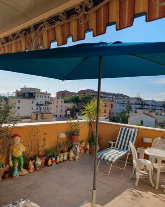 Ombrellone inclinabile e base in granito