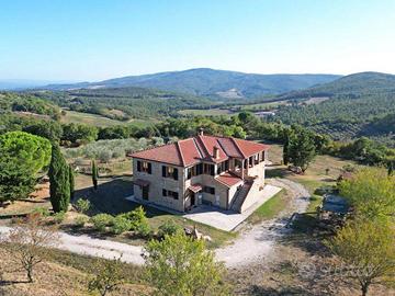 Rustico / Casale di 345 m² con più di 5 locali e b
