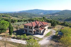 Rustico / Casale di 345 m² con più di 5 locali e b