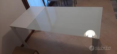 Tavolo con top in vetro