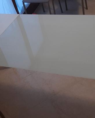 Tavolo con top in vetro