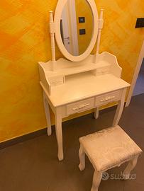 Specchiera con sgabello