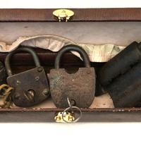 Lucchetti antichi in ferro.