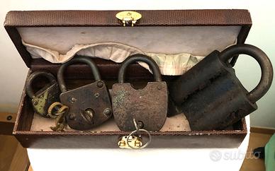 Lucchetti antichi in ferro.