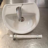 lavabo con un rubinetto caldo freddo e sifone