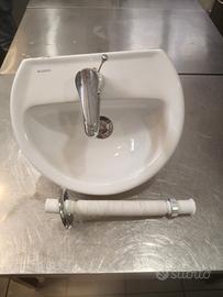 lavabo con un rubinetto caldo freddo e sifone