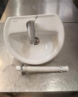 lavabo con un rubinetto caldo freddo e sifone