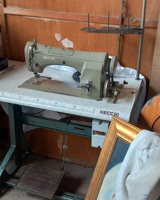 Macchina da cucire industriale NECCHI