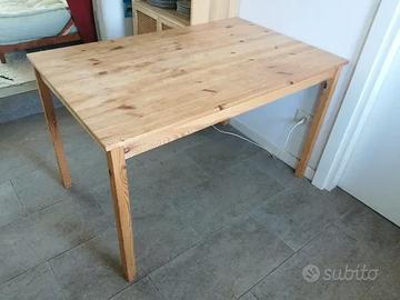 Tavolo IKEA in legno