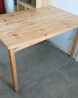 Tavolo IKEA in legno