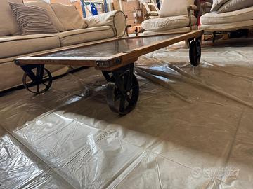 Tavolo basso industriale vintage