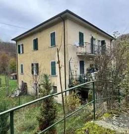 Compendio immobiliare a Tornolo (PR)