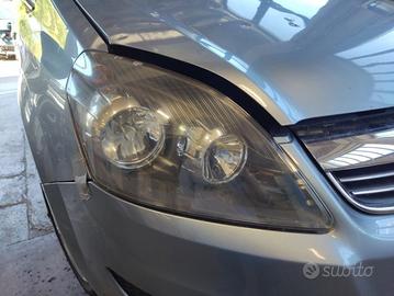 Proiettore destro OPEL ZAFIRA del 2010