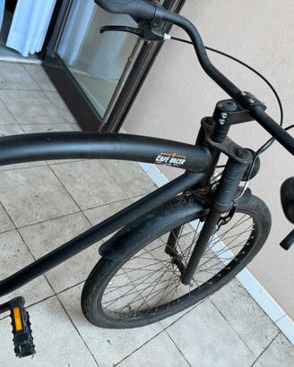 Bici nera stile Harley con sella in cuoio