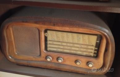 Radio Antica a Valvole in Legno 
