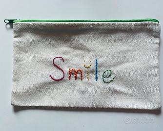 Pochette ricamo a mano Smile Nuova