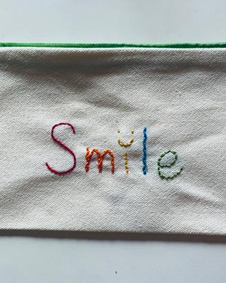 Pochette ricamo a mano Smile Nuova
