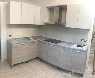 Vedesi cucina + parete con forno e frigo + armadio