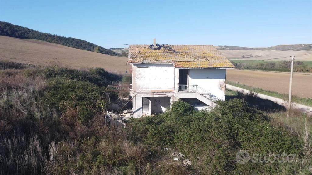 Rustico / Casale di 160 m² con più di 5 locali a T - Vista 5
