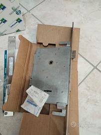 fermatura porta di entrata  blindata 