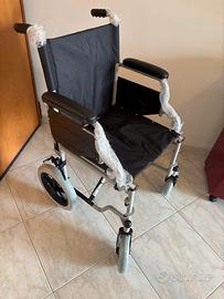 Carrozzina per disabili pieghevole