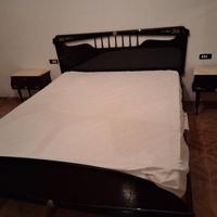 Camera da letto antica completa.