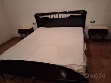 Camera da letto antica completa.