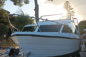 Barca a motore semicabinato